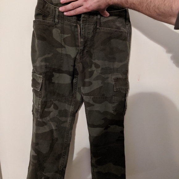 Camo Abercrombie and Fitch capris - Picture 4 of 4